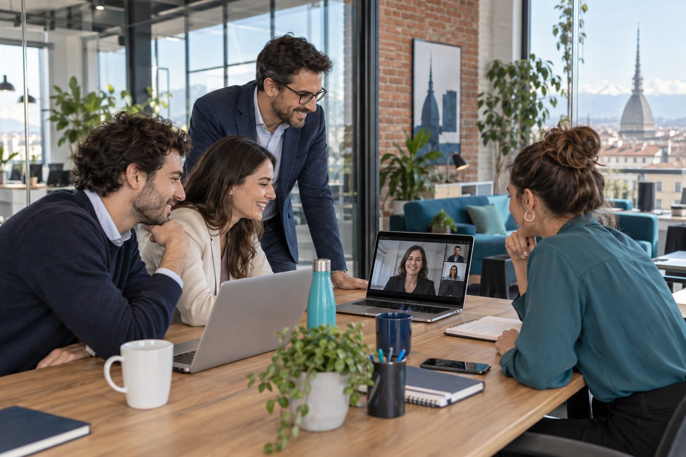 Gruppo di lavoro in un ufficio moderno di Torino